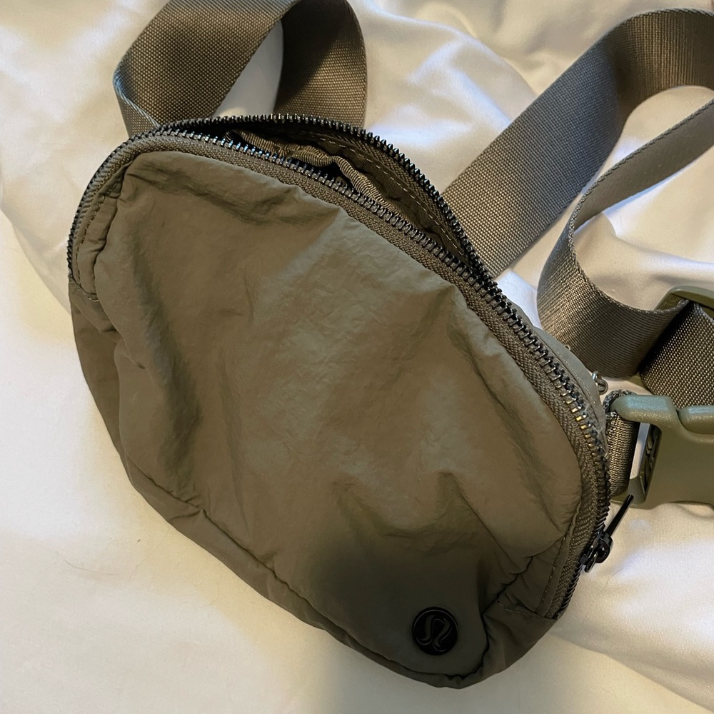 Lululemons belt bag EUC
